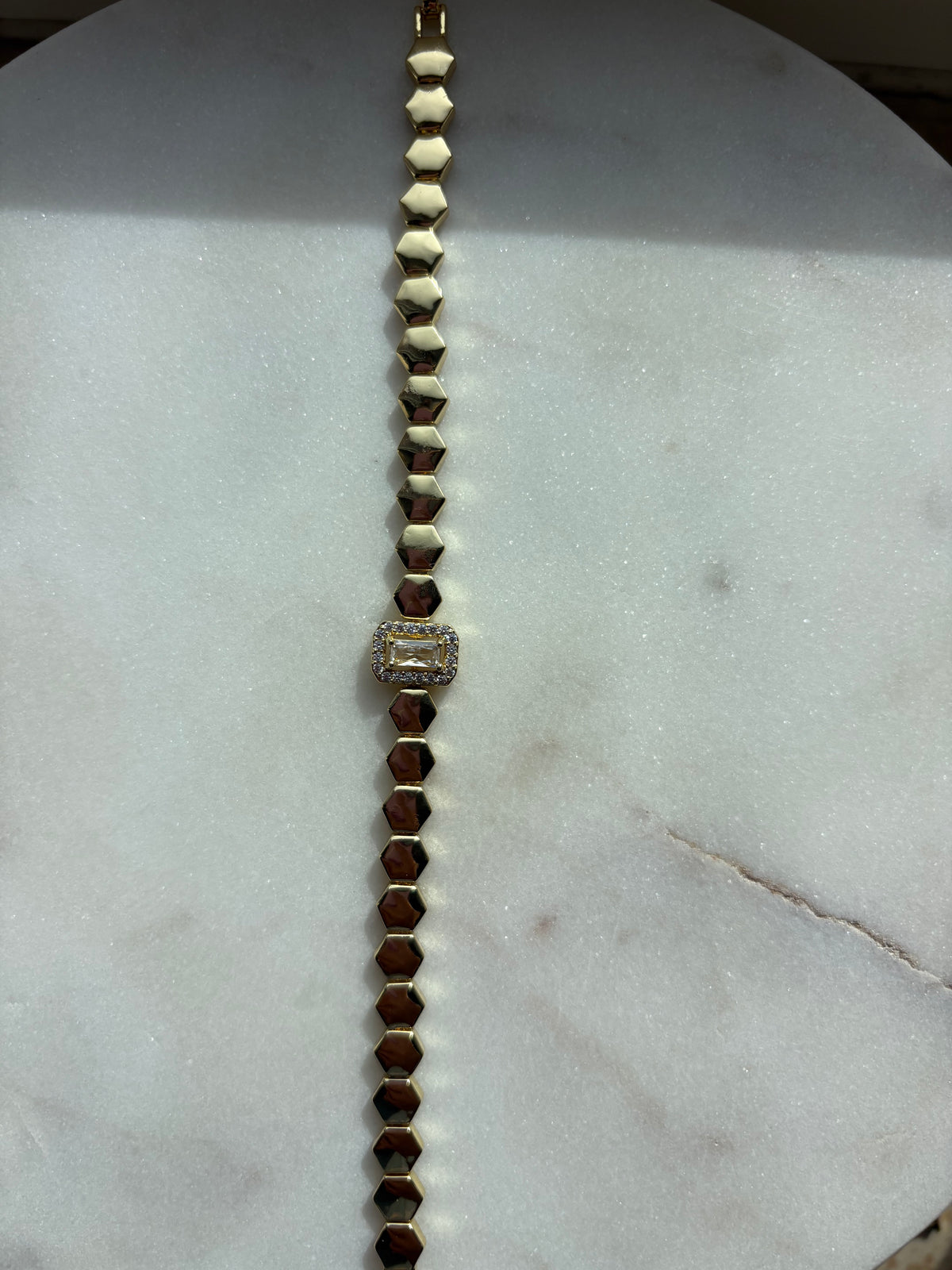 Elegantes goldenes Armband