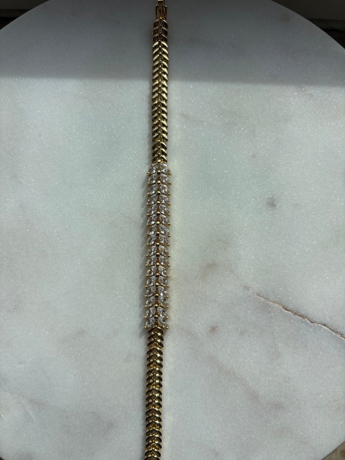 Elegantes goldenes Armband