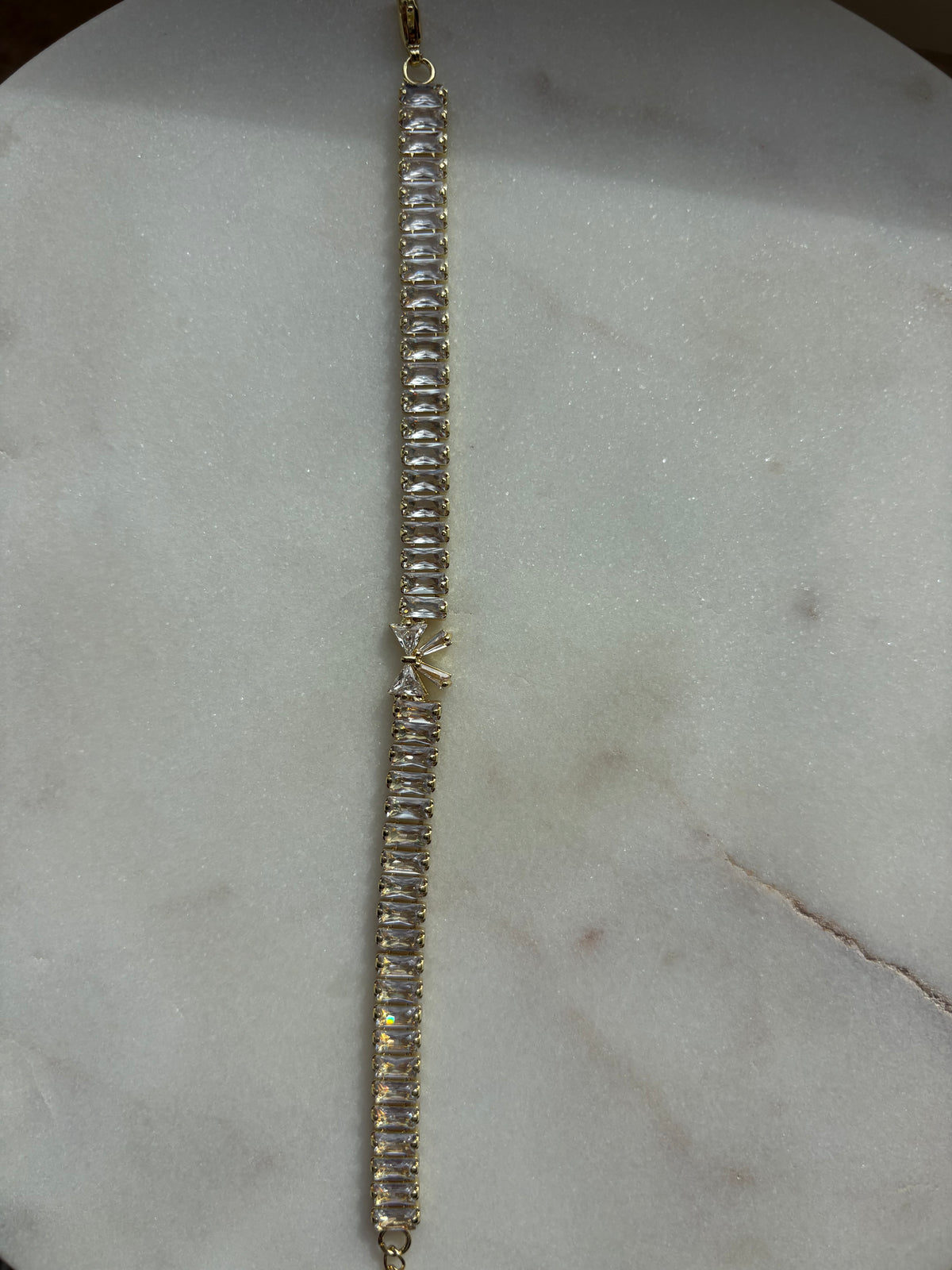 Elegantes goldenes Armband