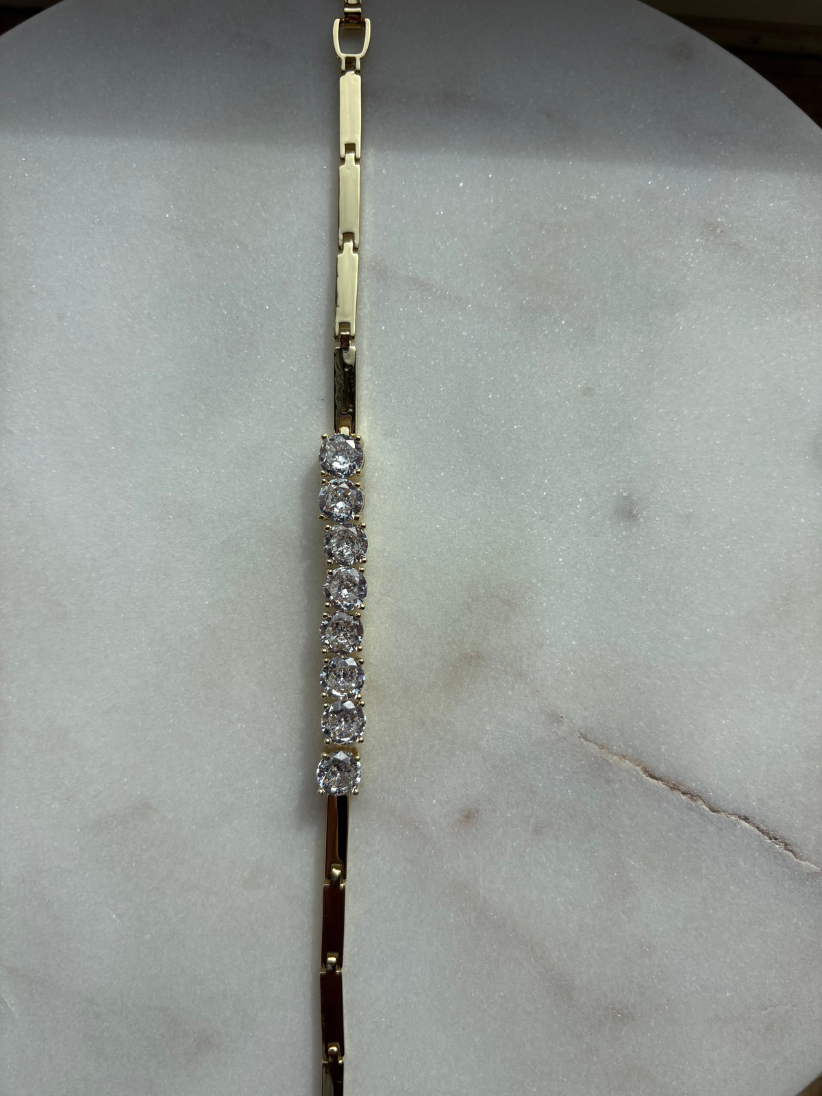 Elegantes goldenes Armband