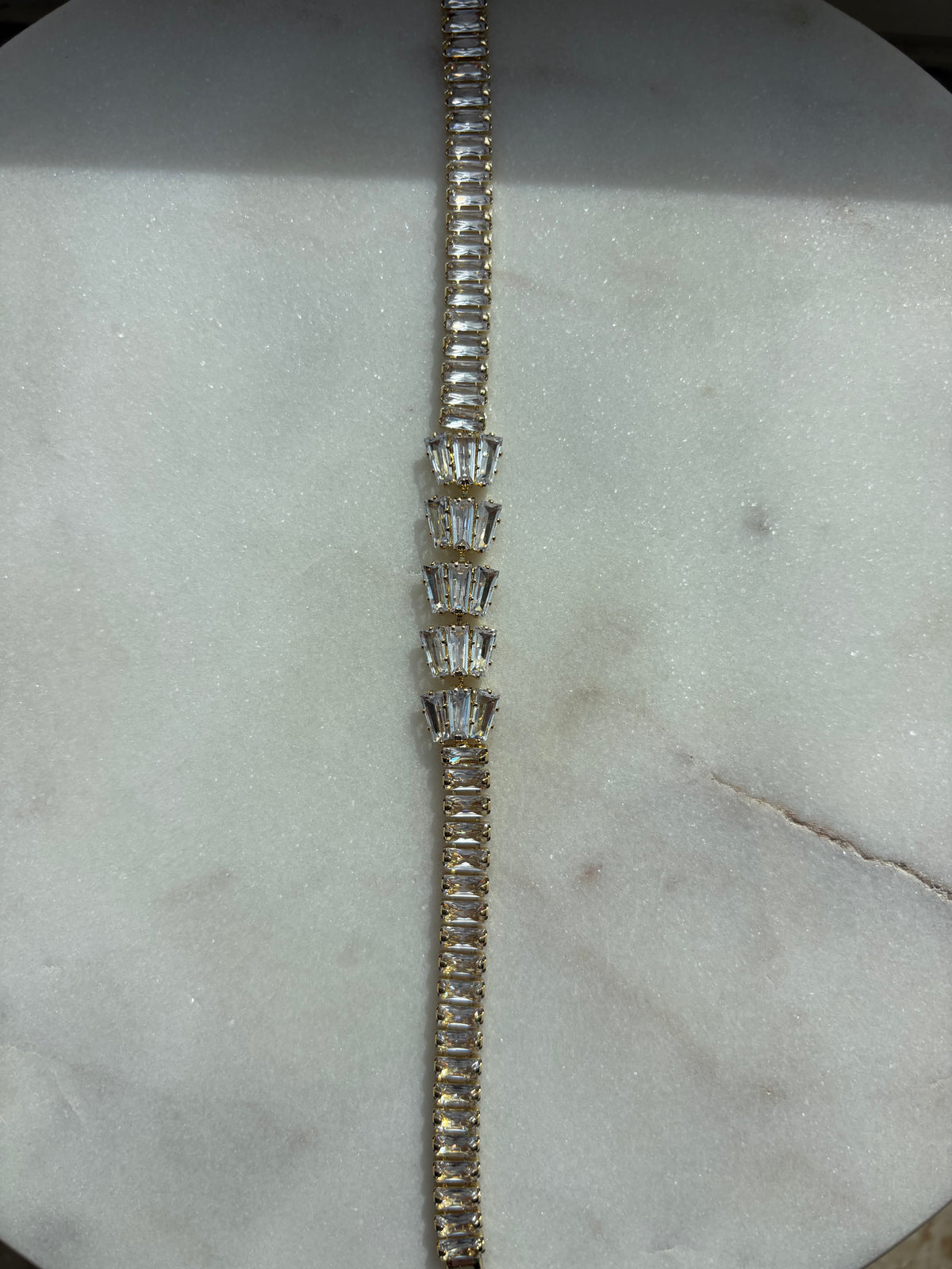 Elegantes goldenes Armband