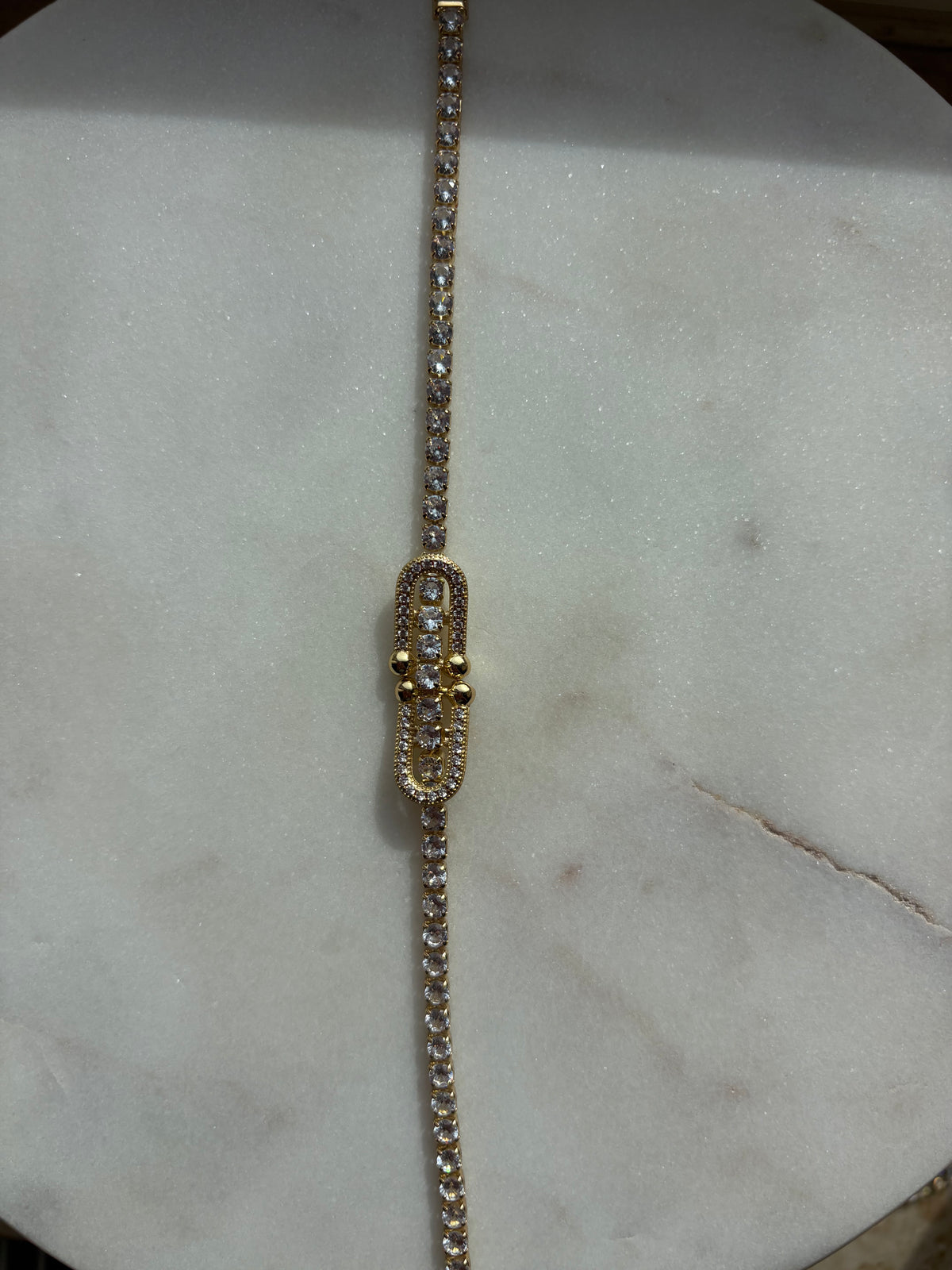 Elegantes goldenes Armband